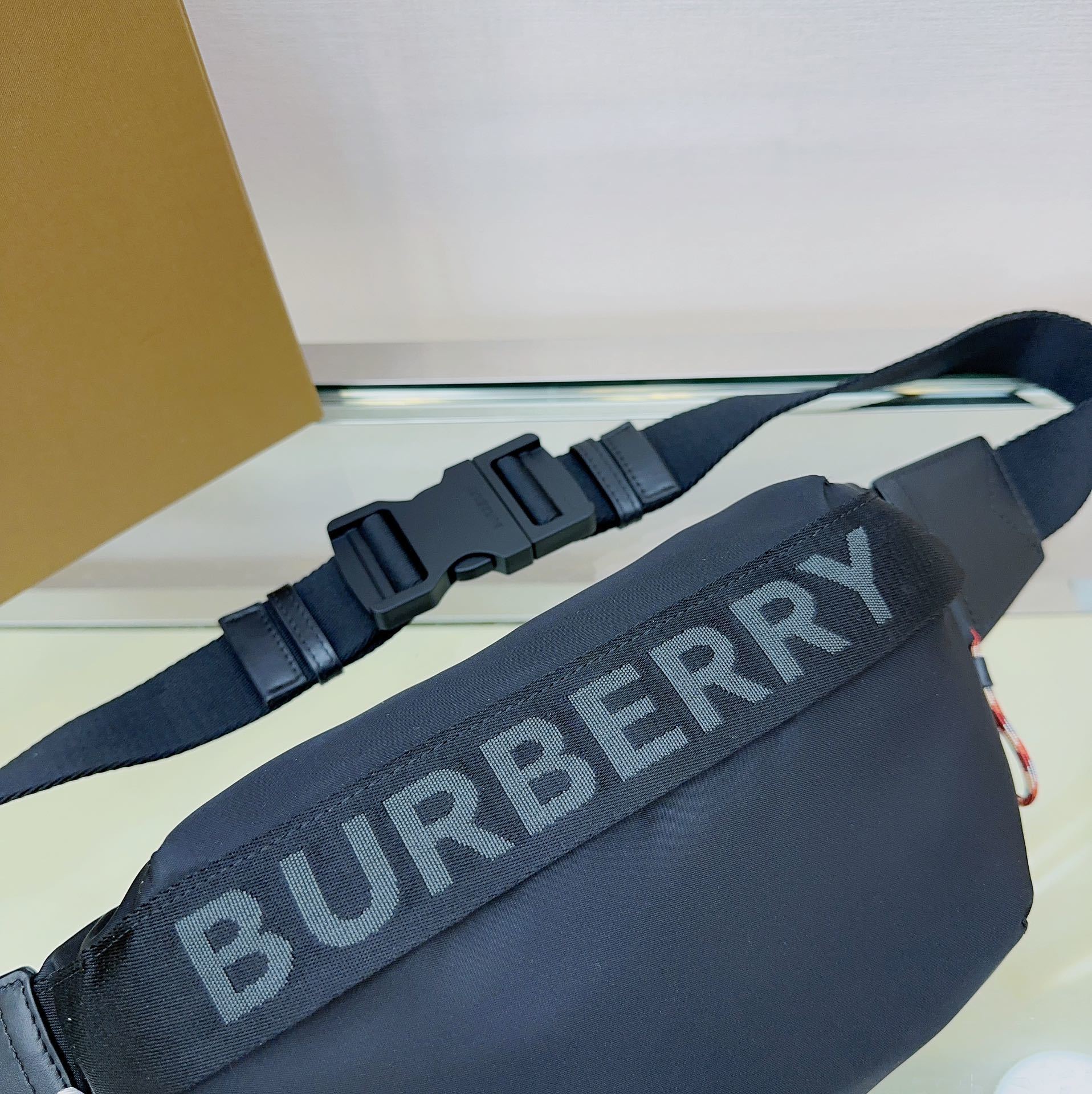 Pochete Burberry Sonny Preto  31x17CM
