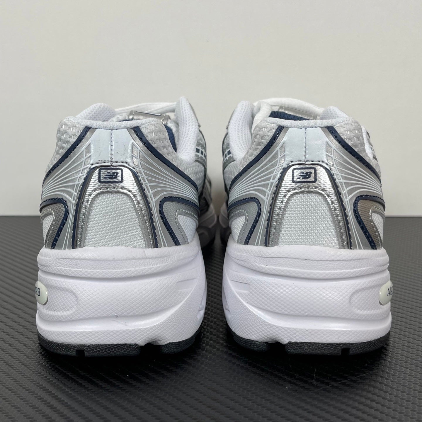 Tênis New Balance NB 740 prata