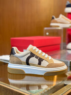 Tênis Ferragamo Gancini em couro caramelo