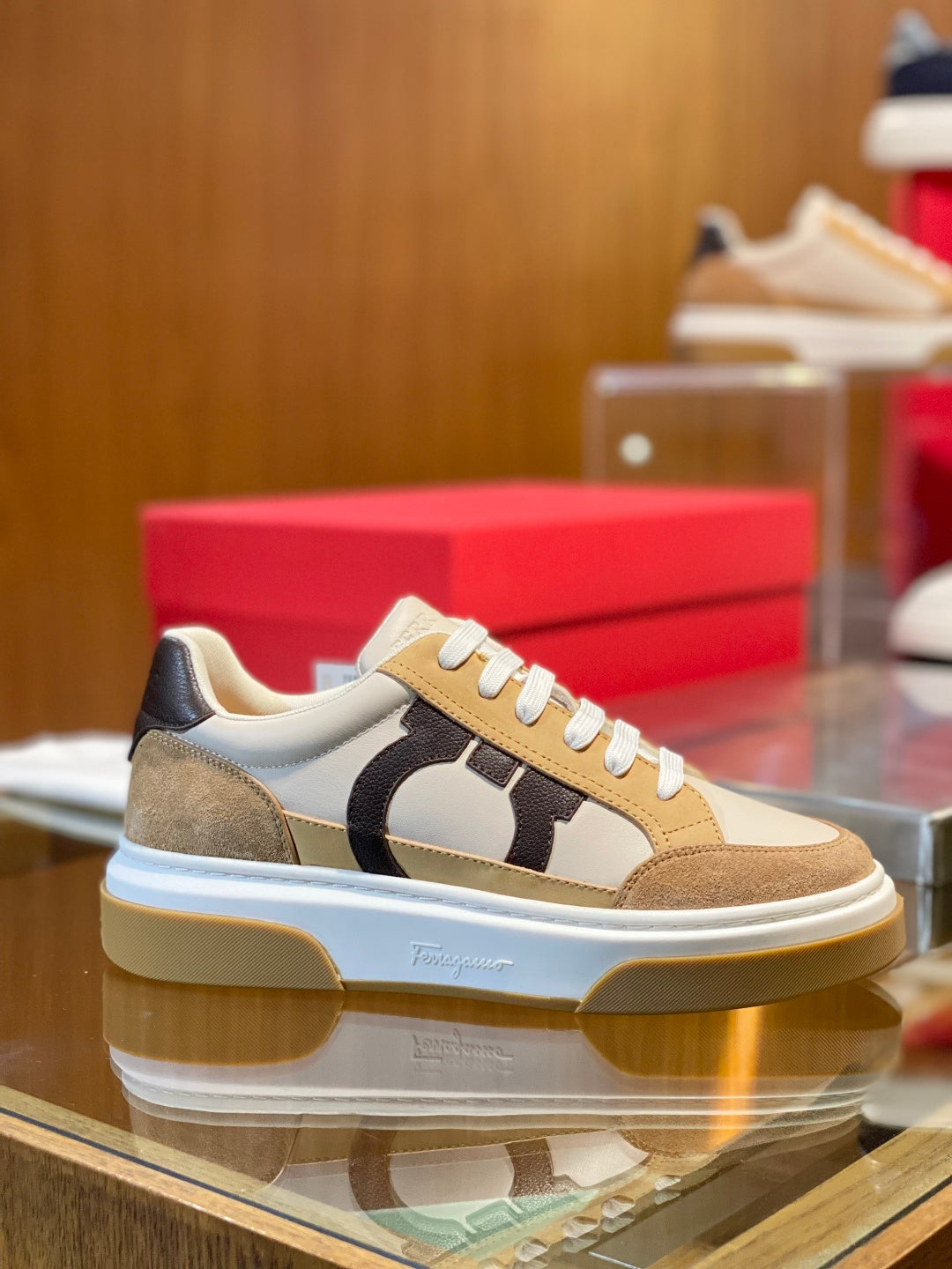 Tênis Ferragamo Gancini em couro caramelo