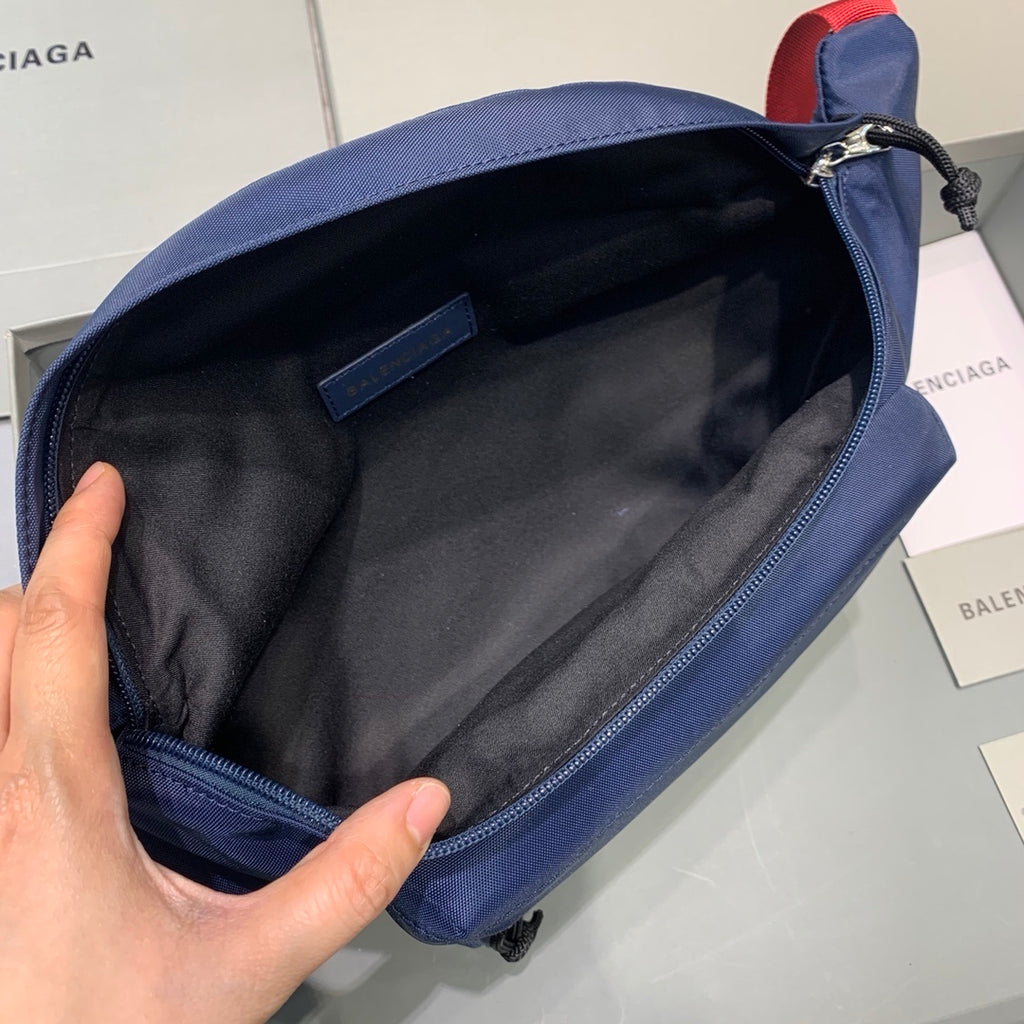 Balenciaga Wheel Logo Embroidered em Nylon Azul 23x5x20cm