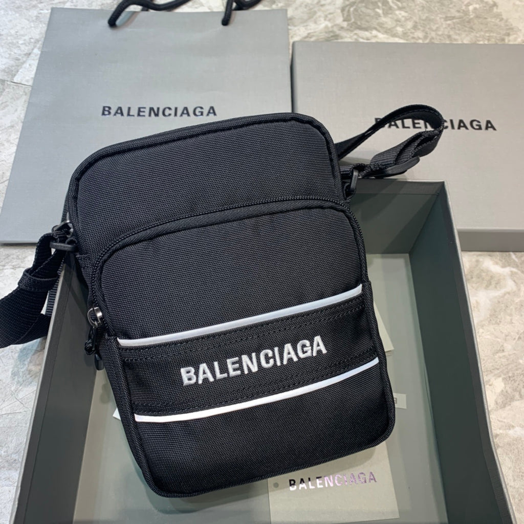 Balenciaga Logo-Print Messenger Bag Preto 16x6x22cm