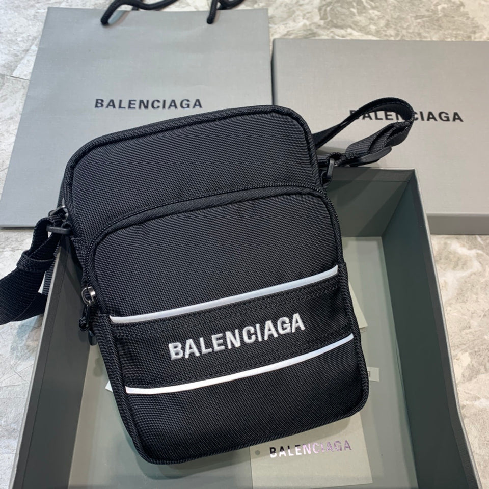 Balenciaga Logo-Print Messenger Bag Preto 16x6x22cm