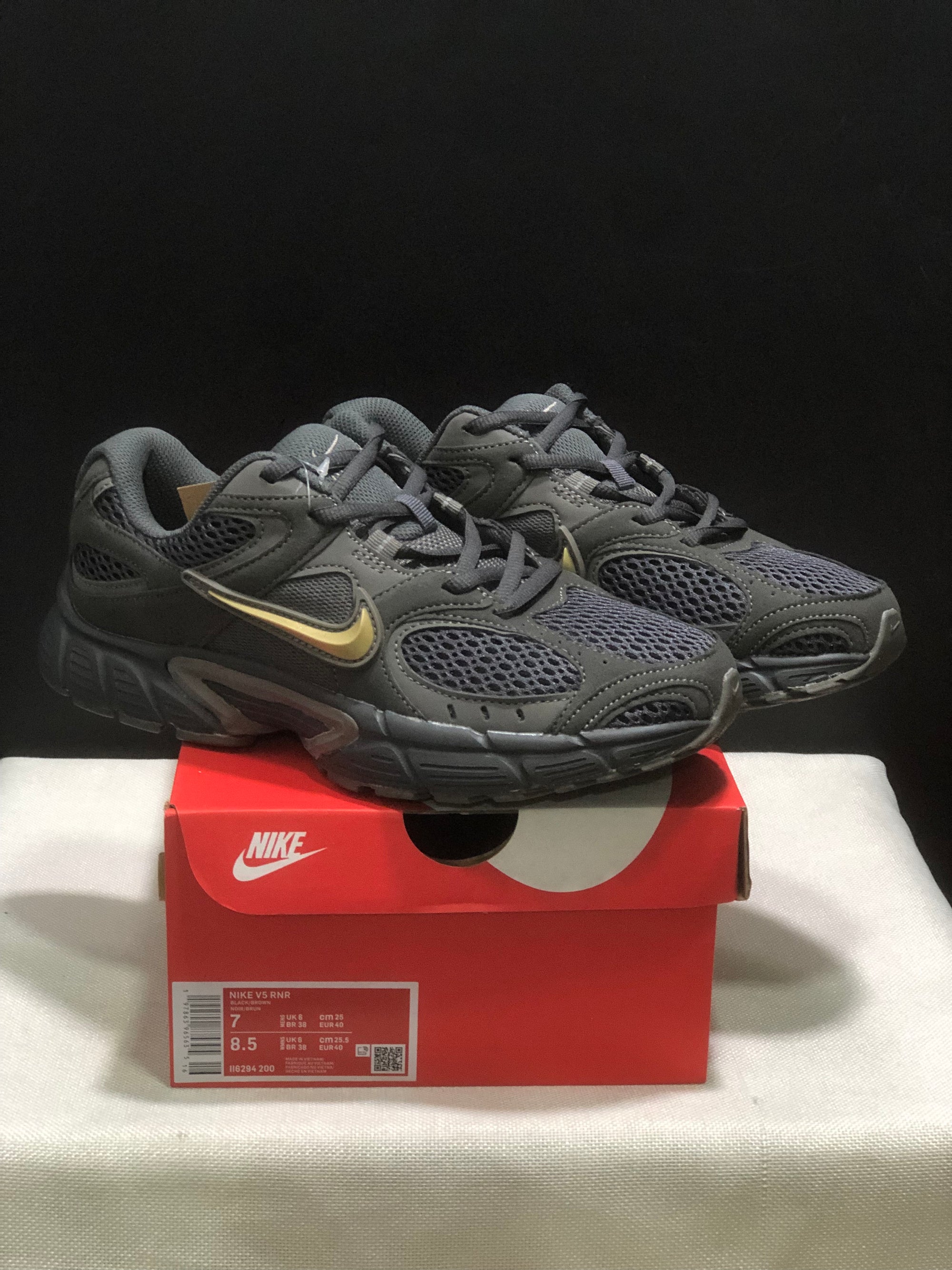 Nike V5 RNR preto/dourado