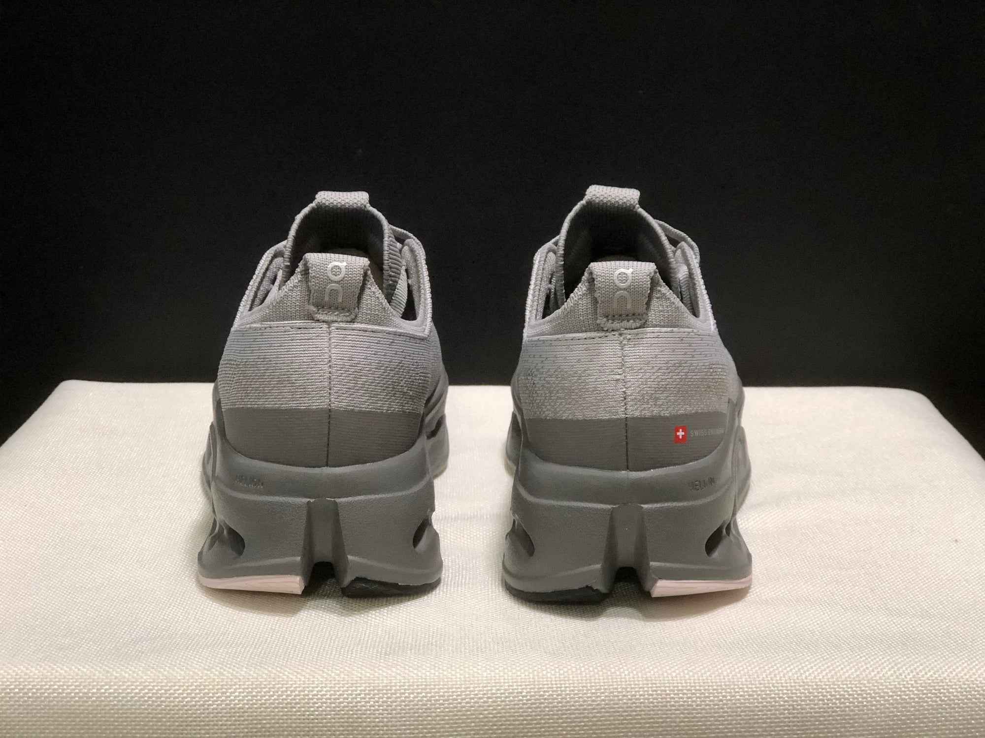 Tênis On Cloudsurfer Max Cinza escuro