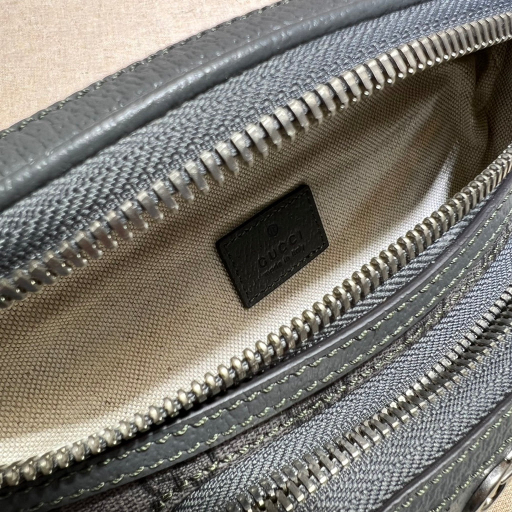 Pochete Gucci GG Embossed Supreme Cinza 28x15x3.5cm