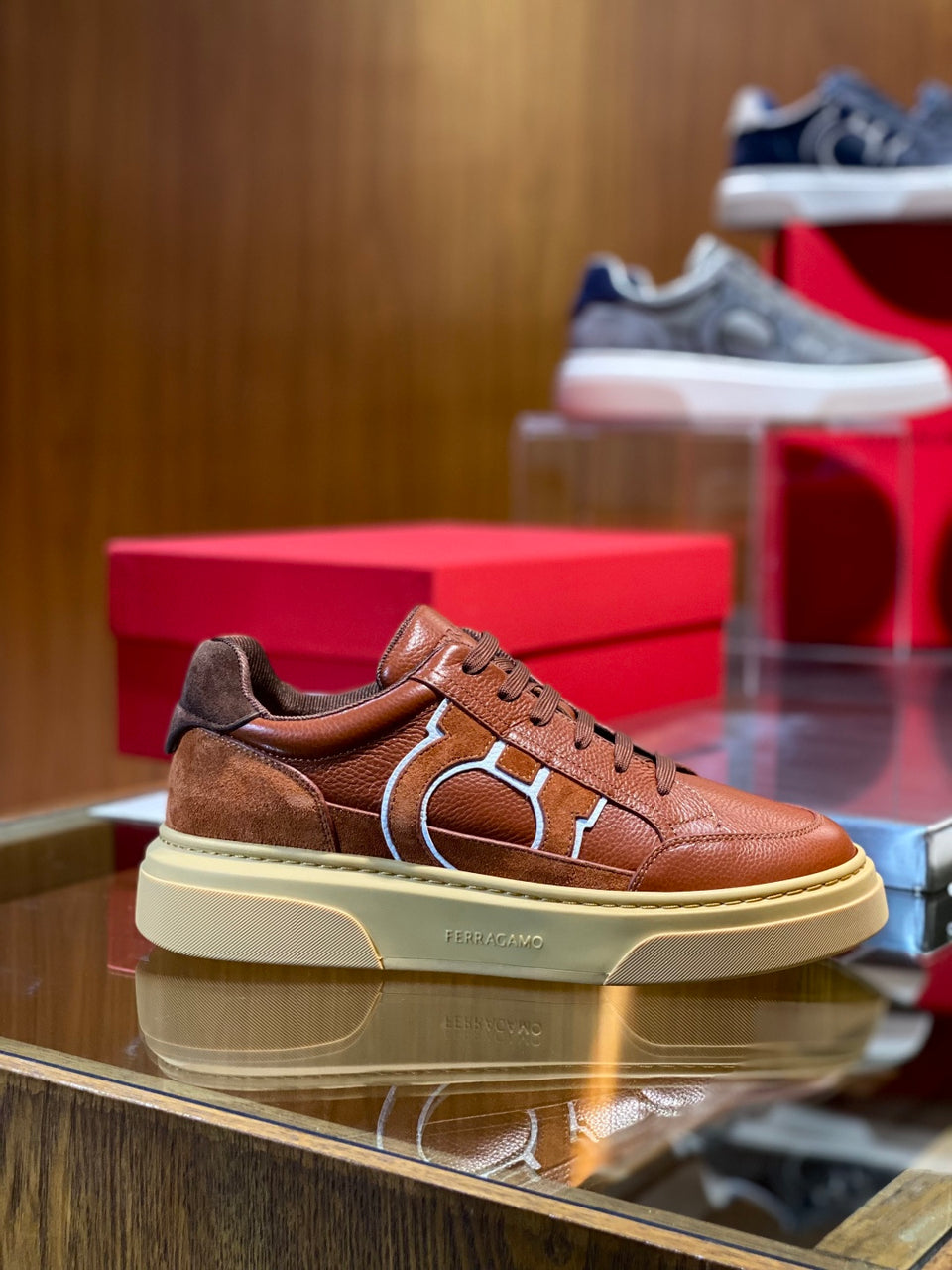 Tênis Ferragamo Gancini em couro Marrom