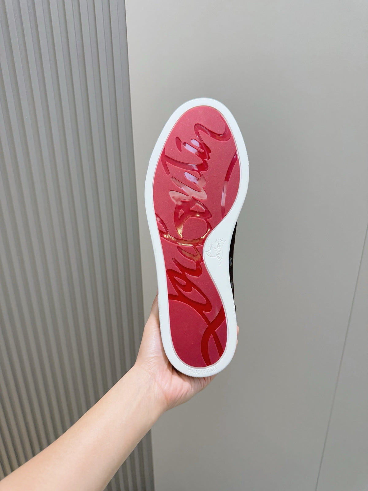 C. Louboutin Tênis Slip on de camurça marrom