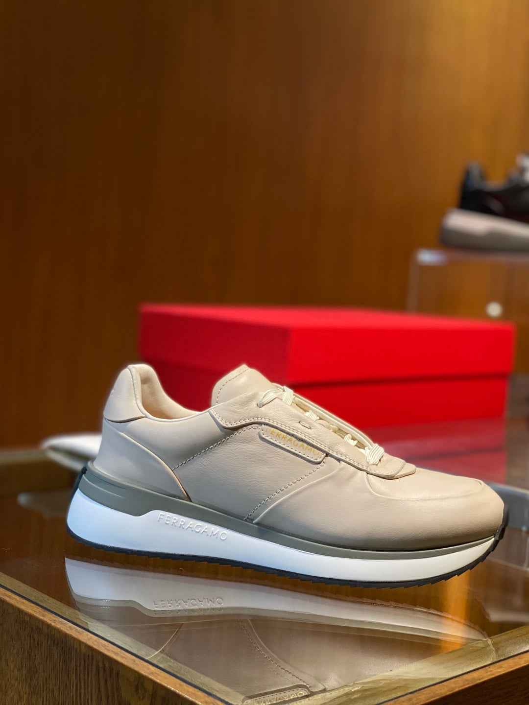 Tênis Ferragamo Gancini cano baixo couro off