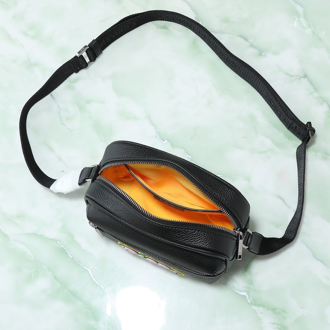 Pochete Dior x KAWS Mini Rider 2.0 Zipped Messenger Bag  18.5 x13.5 x7cm