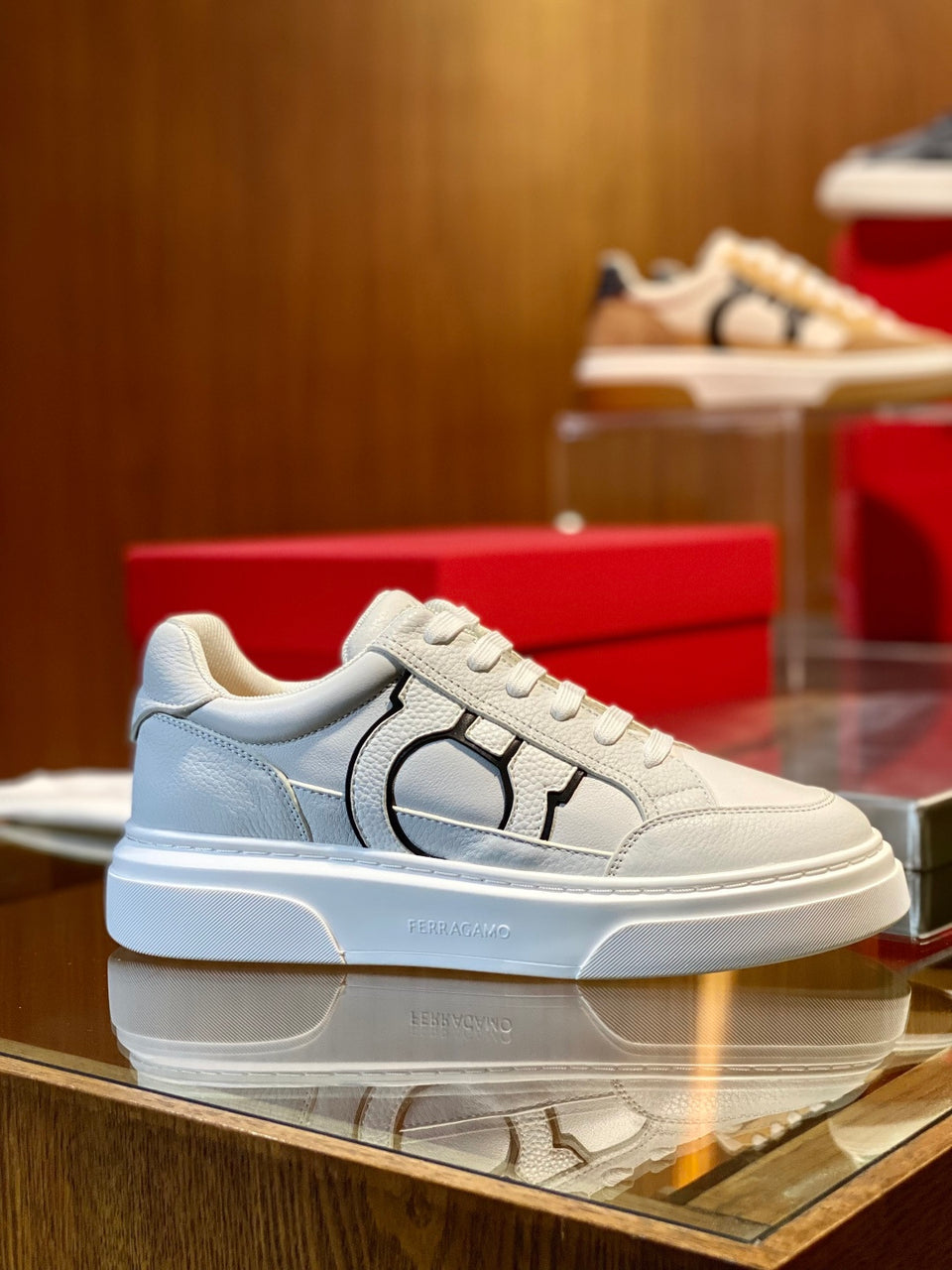 Tênis Ferragamo Gancini em couro Branco