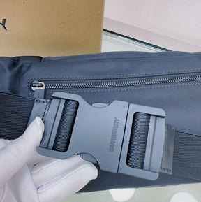 Pochete Burberry Sonny Xadrez 31x17CM