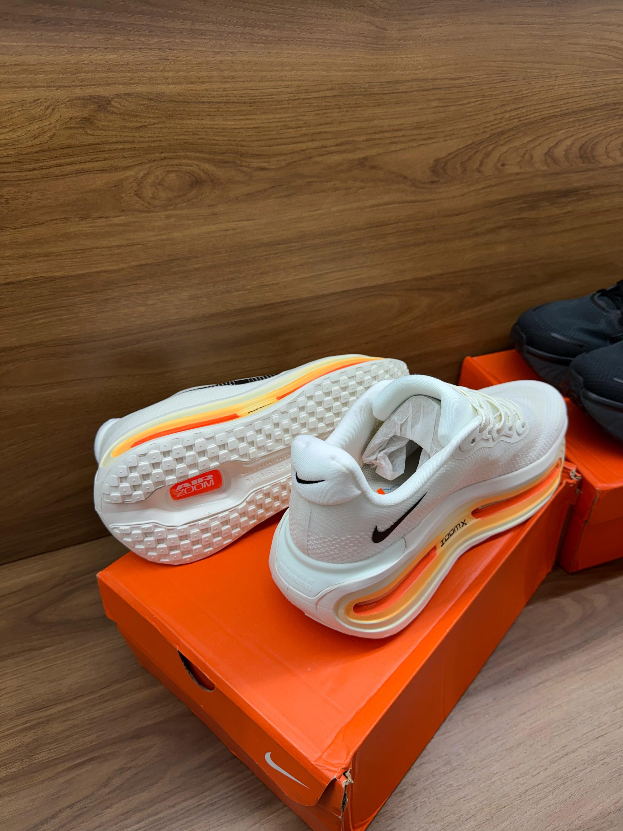 Nike Vomero premium branco/laranja
