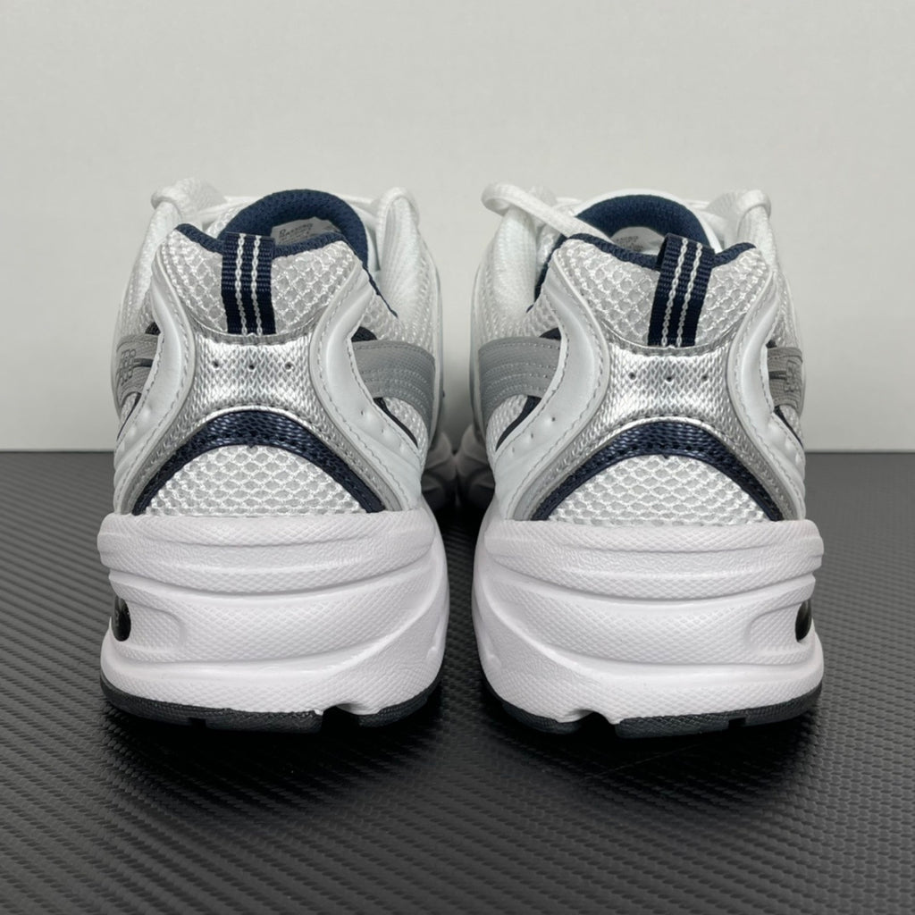 NB 530 Branco/Azul marinho