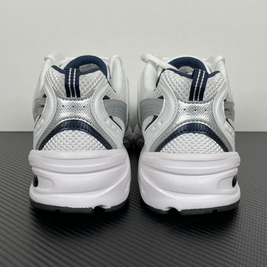 NB 530 Branco/Azul marinho
