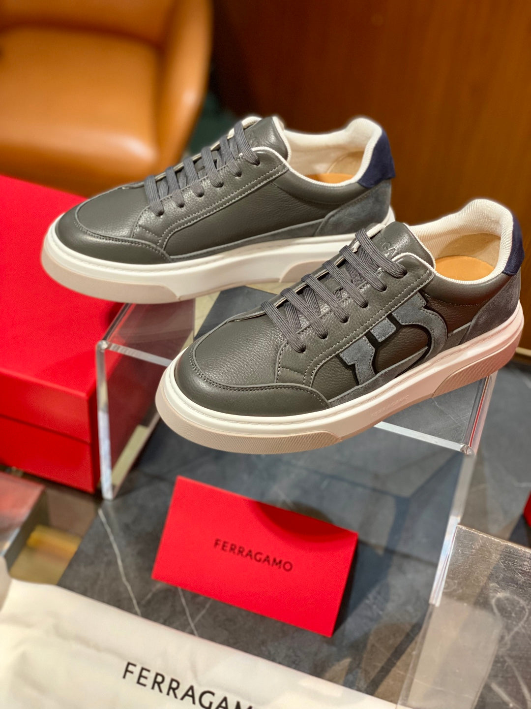 Tênis Ferragamo Gancini em couro Cinza