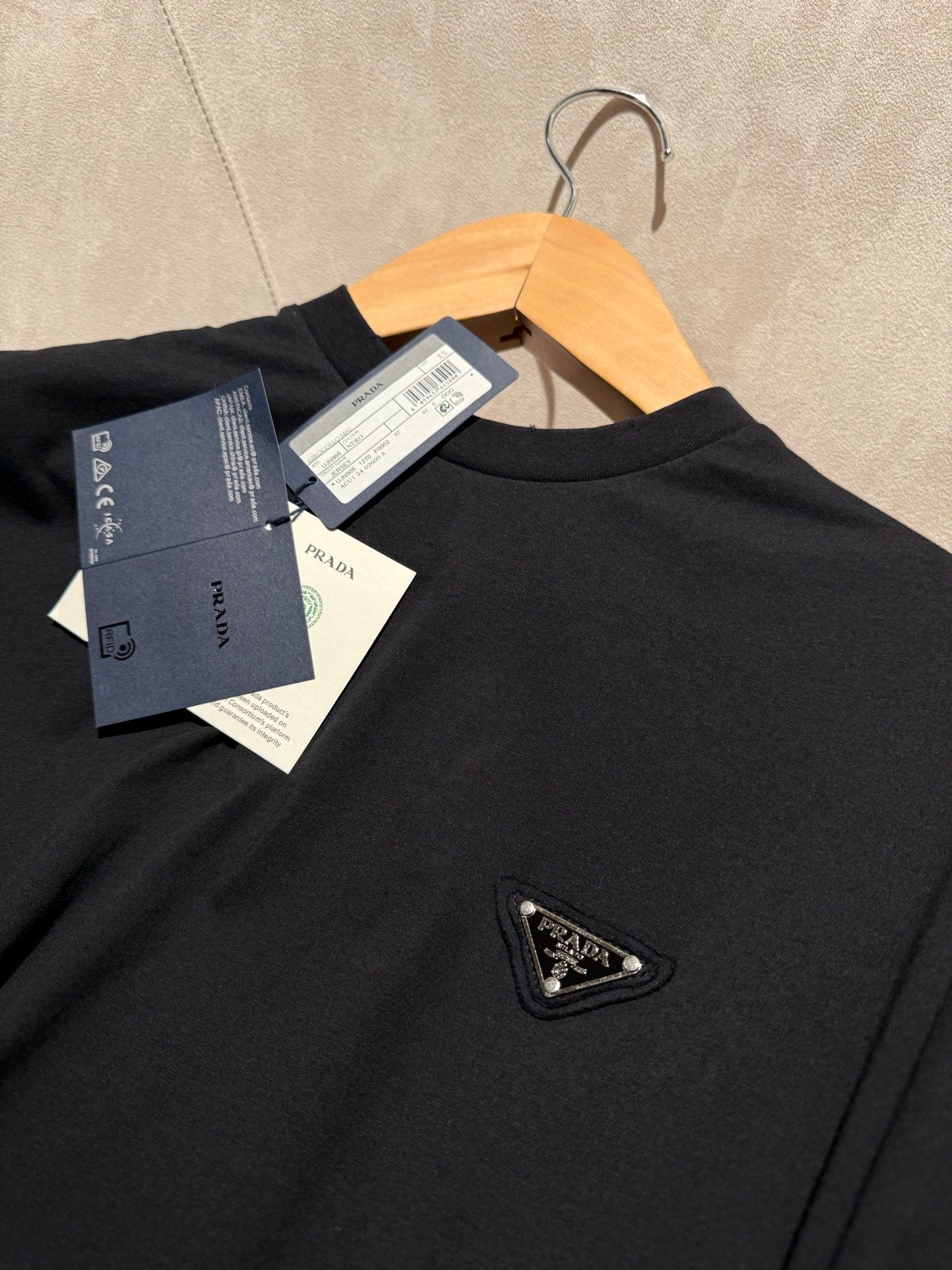 Camisa Prada em algodão com logo triangular preta