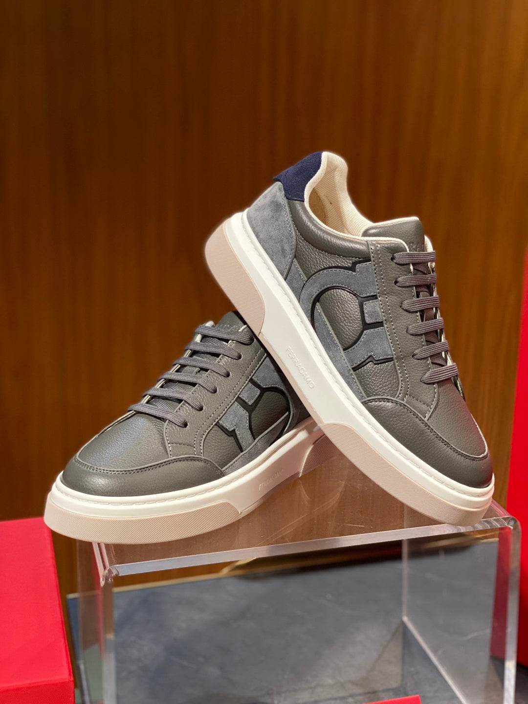 Tênis Ferragamo Gancini em couro Cinza