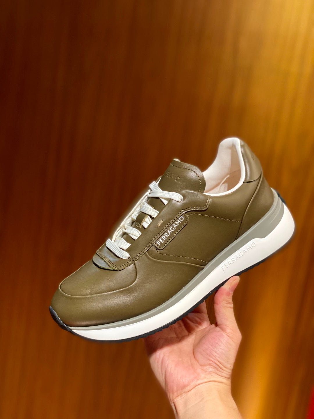 Tênis Ferragamo Gancini cano baixo couro verde