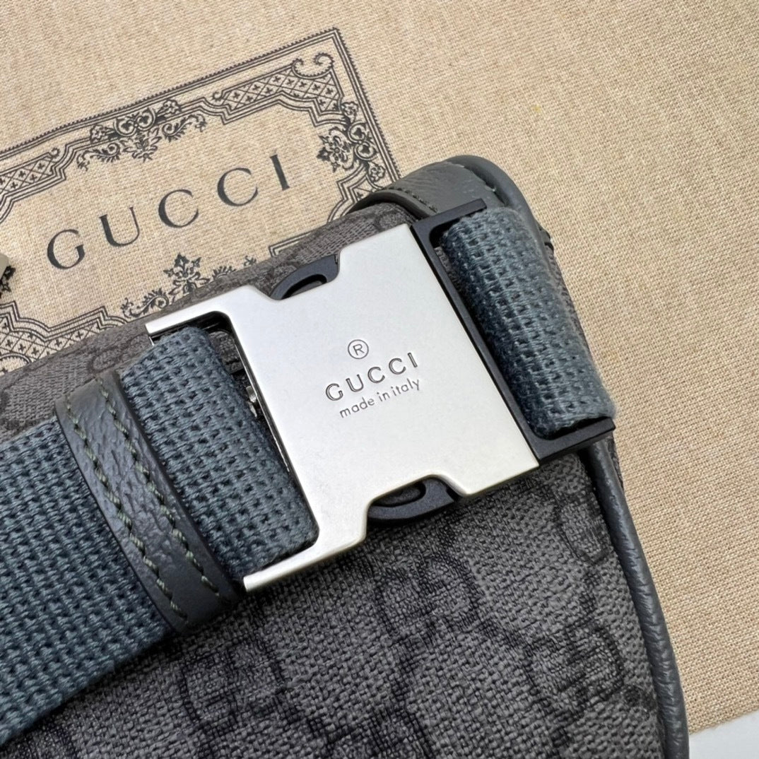 Pochete Gucci GG Embossed Supreme Cinza 28x15x3.5cm