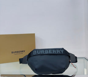 Pochete Burberry Sonny Preto  31x17CM