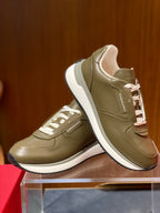 Tênis Ferragamo Gancini cano baixo couro verde