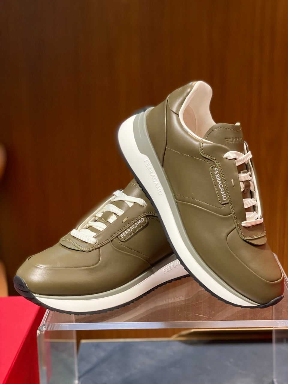 Tênis Ferragamo Gancini cano baixo couro verde