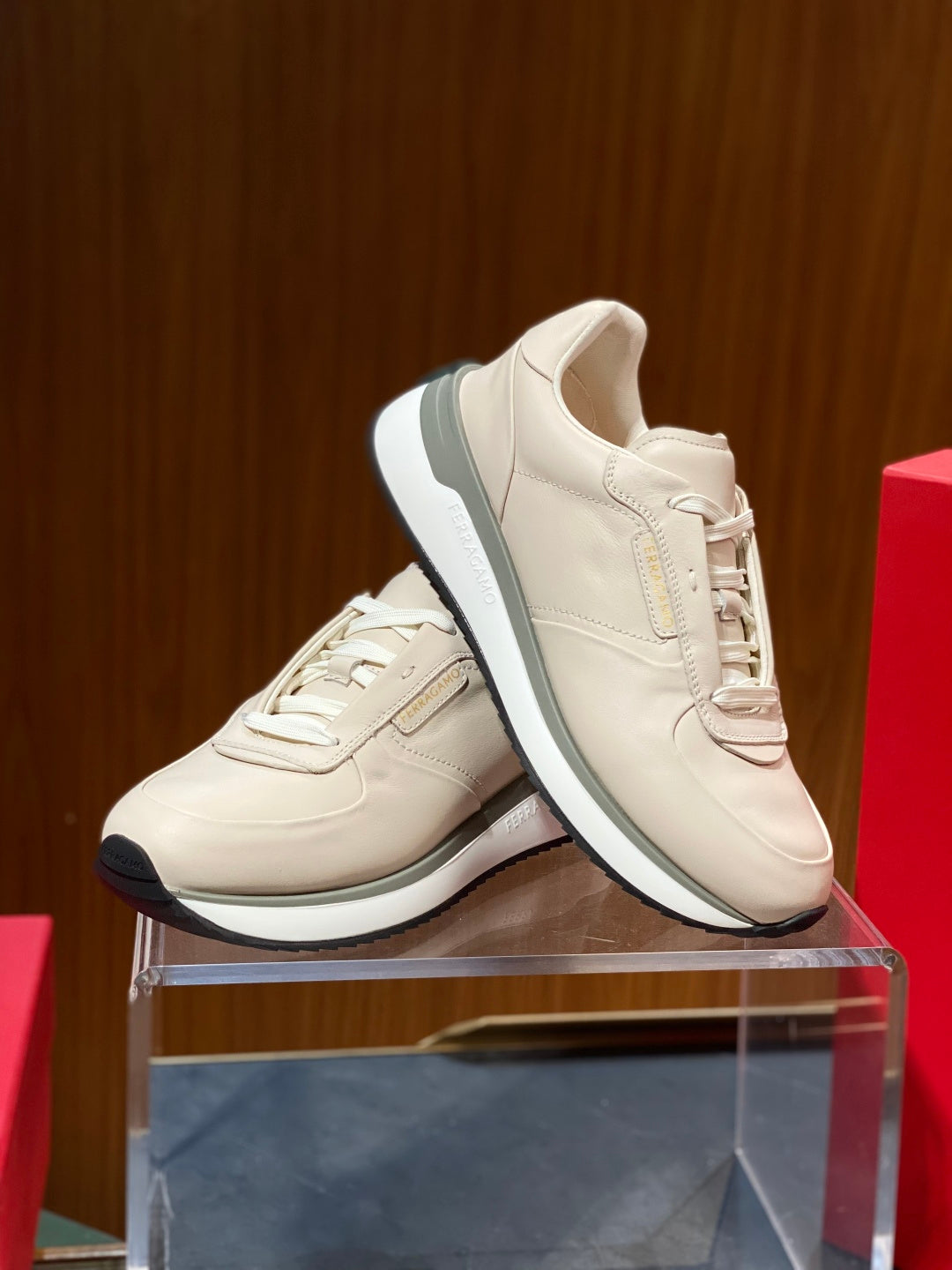 Tênis Ferragamo Gancini cano baixo couro off