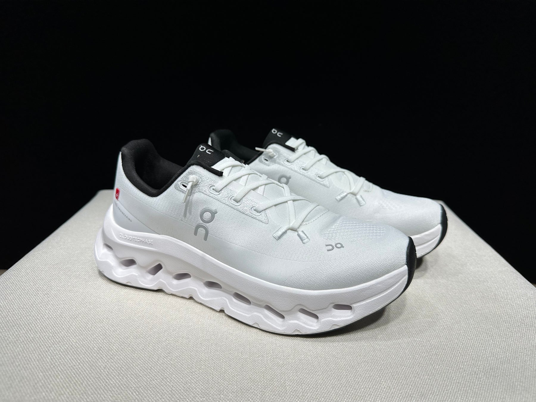 Tênis On Cloudtilt Branco com detalhes Preto