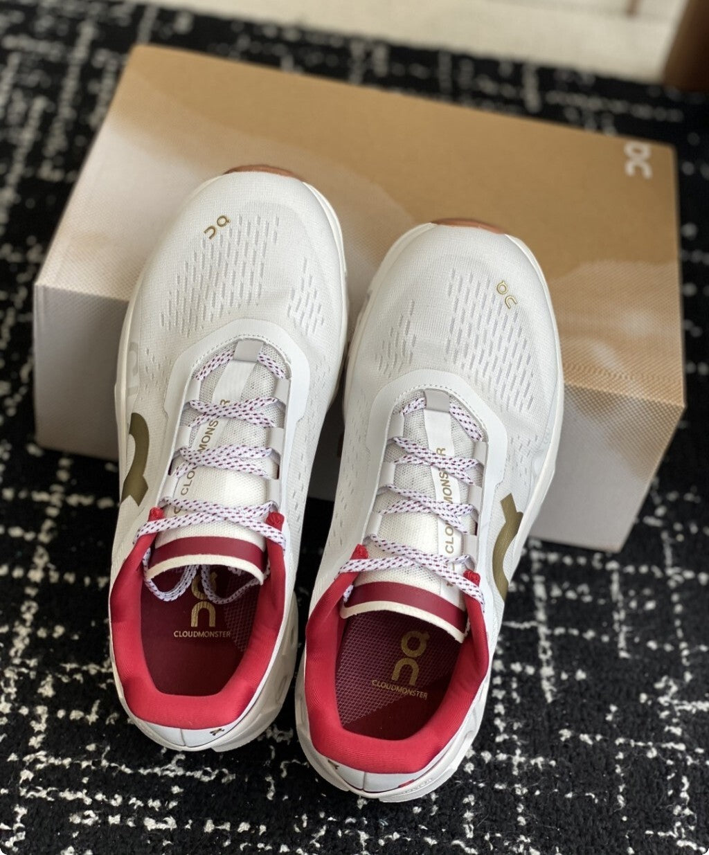 Tênis On Running Cloudmonster Branco/Dourado