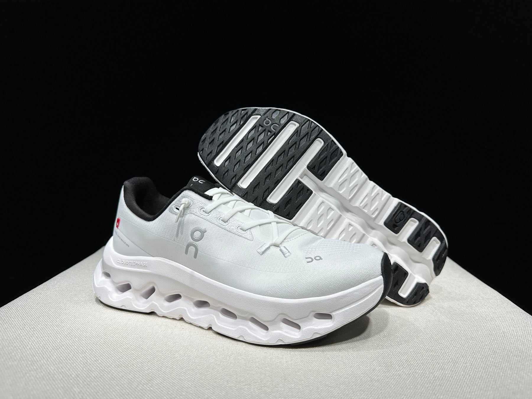Tênis On Cloudtilt Branco com detalhes Preto