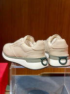 Tênis Ferragamo Gancini cano baixo couro off
