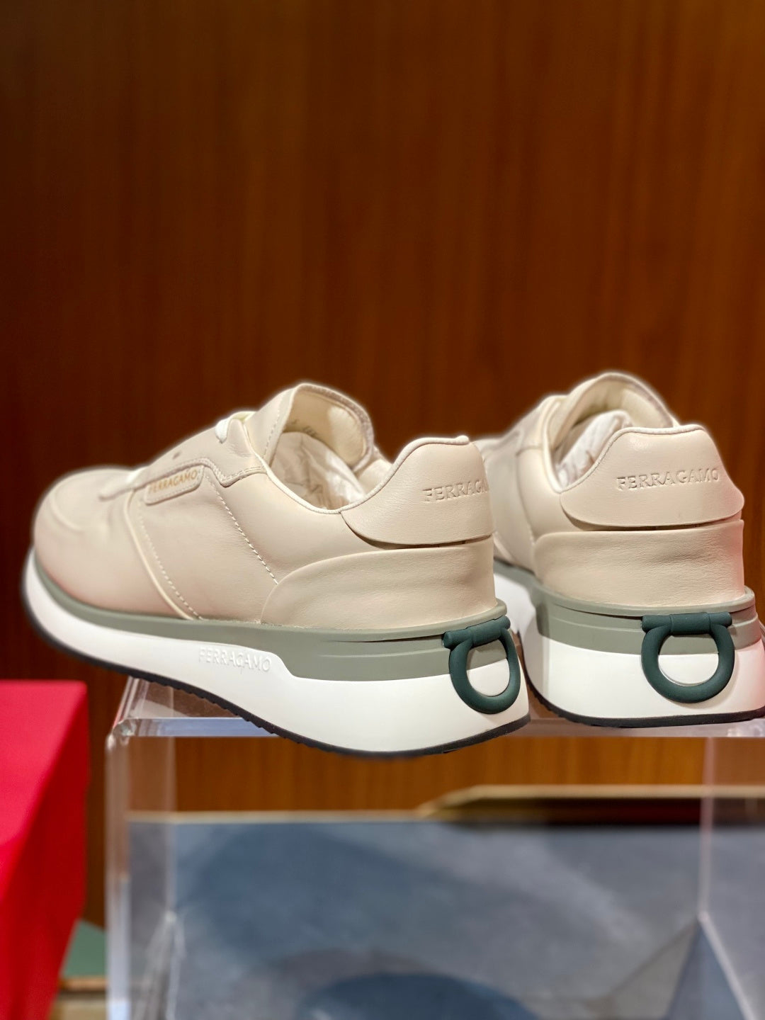 Tênis Ferragamo Gancini cano baixo couro off