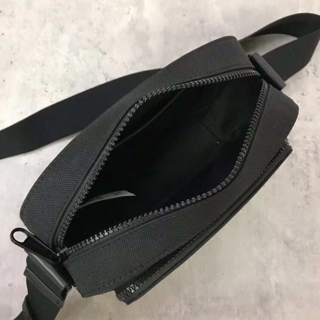 Bolsa Burberry Horseferry Print de Nylon Preto 22x11x16.5CM