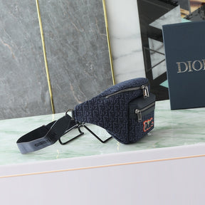 Pochete Dior x KAWS Rider 2.0 39x17x11.5cm