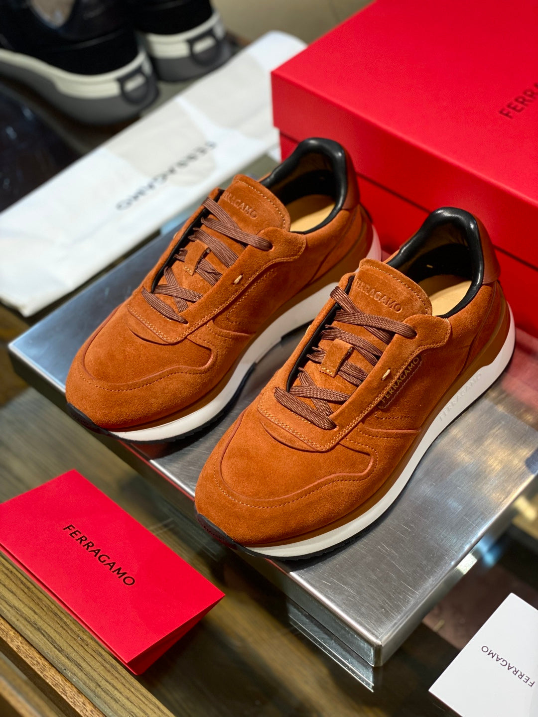Tênis Ferragamo Gancini cano baixo em camurça Marrom
