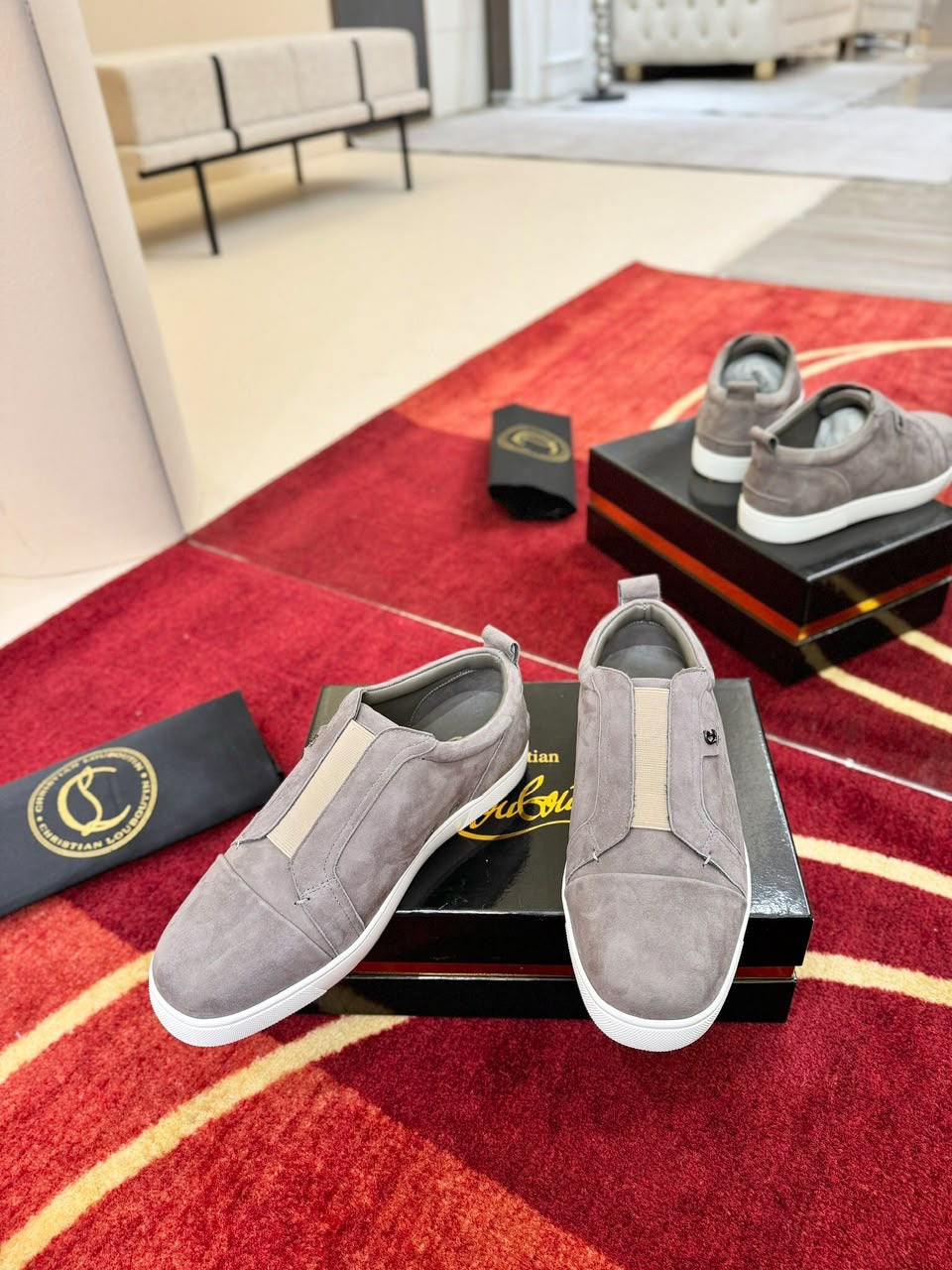 C. Louboutin Tênis Slip on de camurça cinza