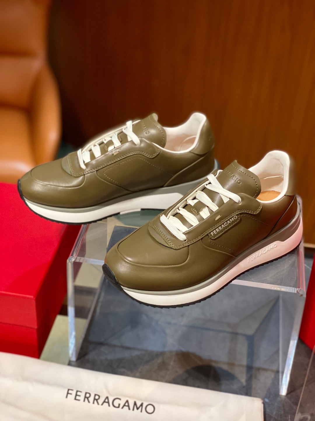 Tênis Ferragamo Gancini cano baixo couro verde