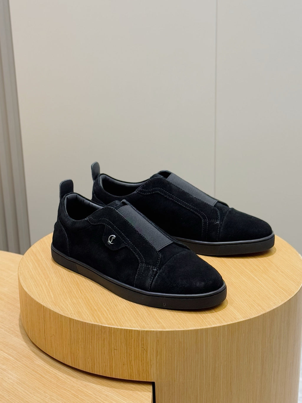 C. Louboutin Tênis Slip on de camurça preto