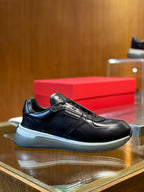 Tênis Ferragamo Gancini cano baixo couro preto
