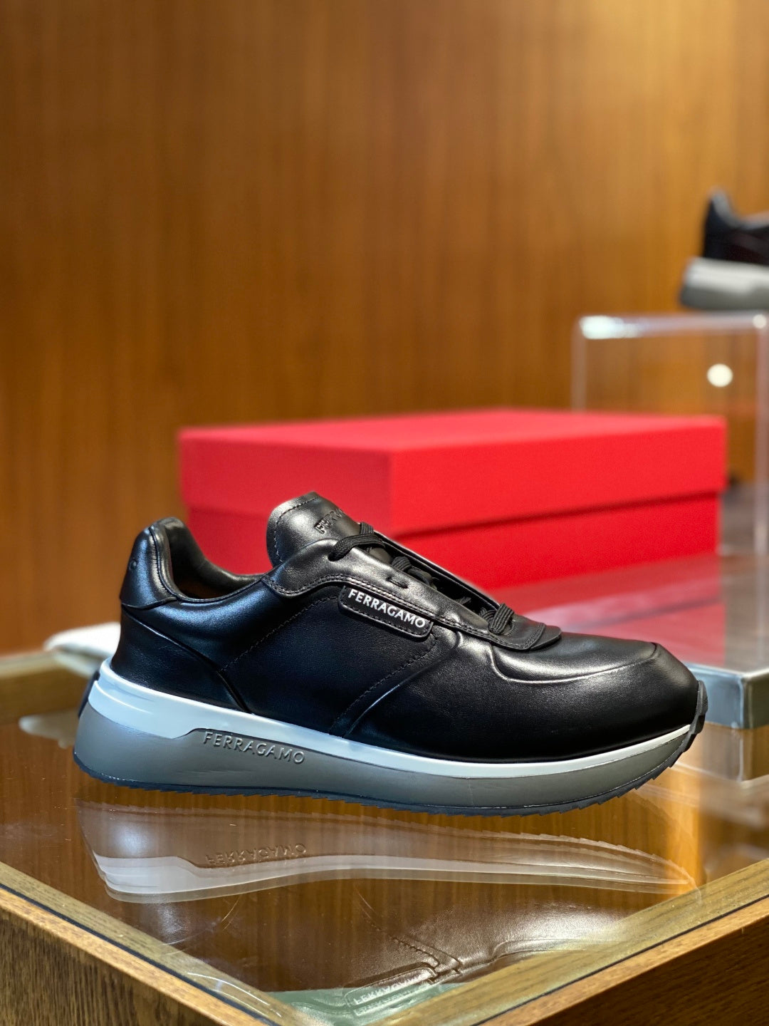 Tênis Ferragamo Gancini cano baixo couro preto