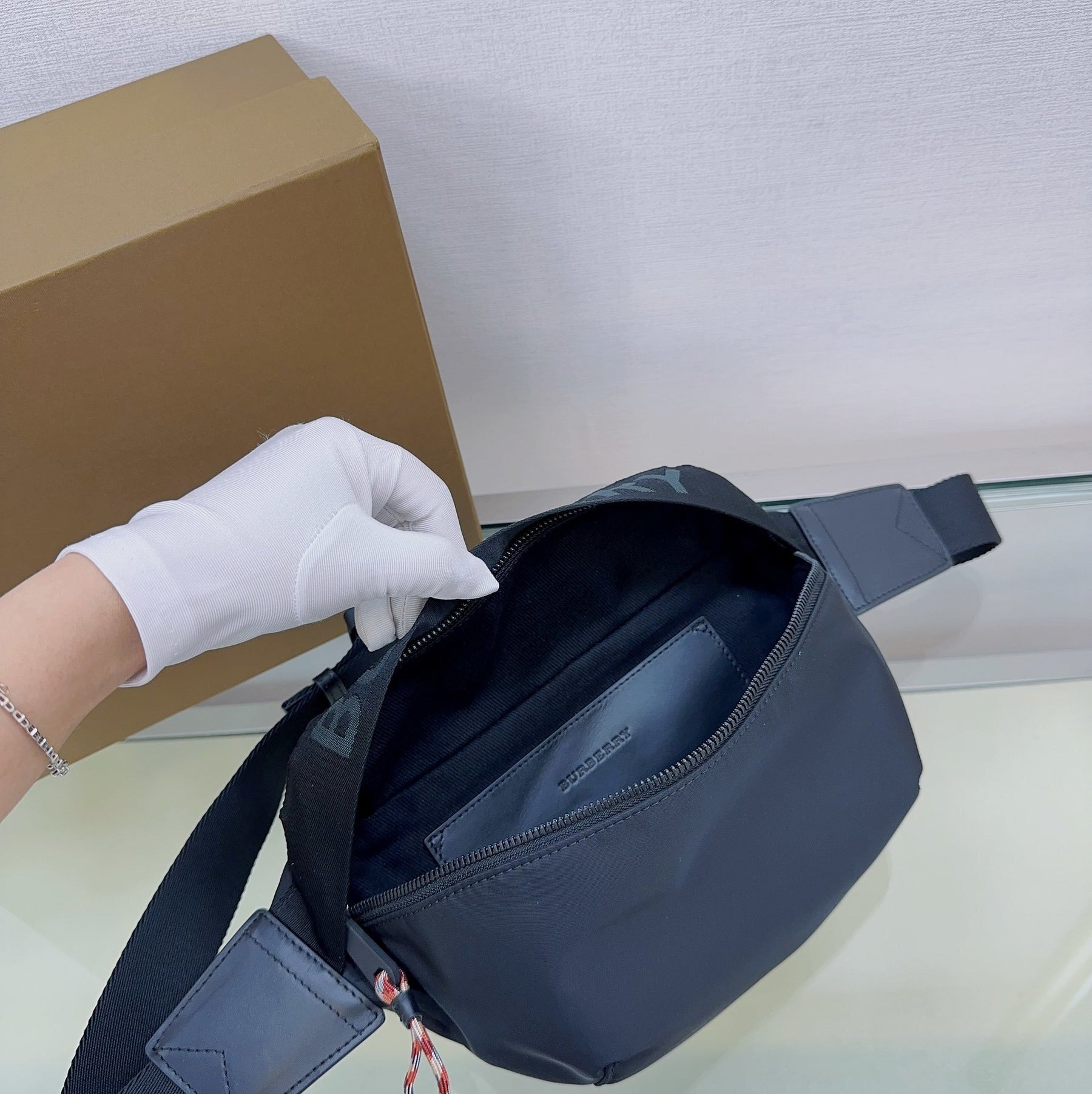 Pochete Burberry Sonny Preto  31x17CM