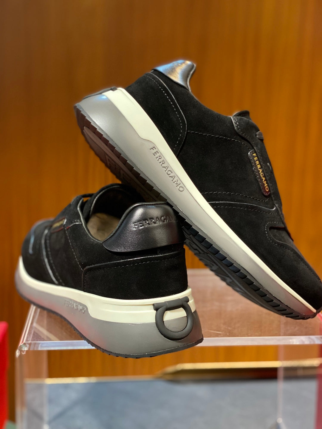 Tênis Ferragamo Gancini cano baixo em camurça Preto