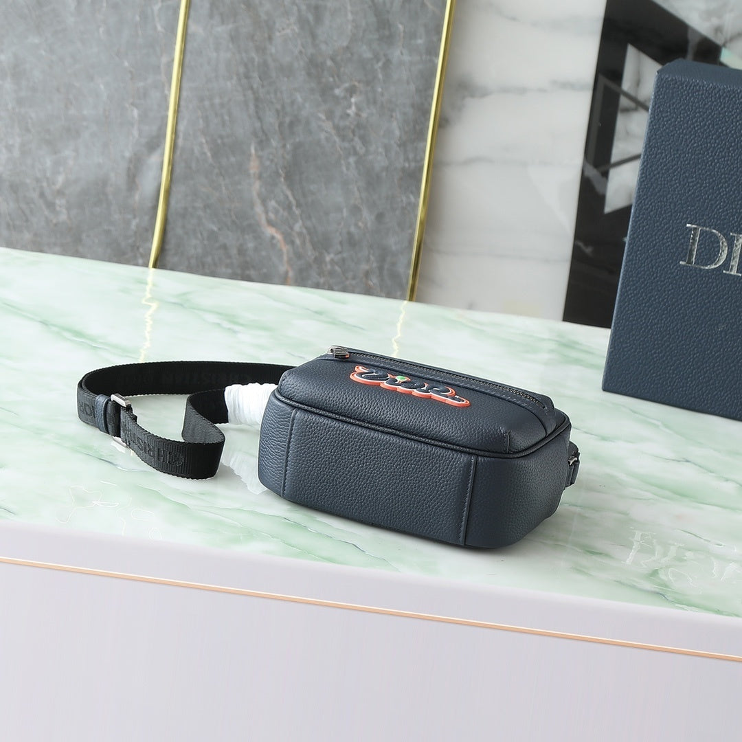 Pochete Dior x KAWS Mini Rider 2.0 Zipped Messenger Bag  18.5x13.5x7cm