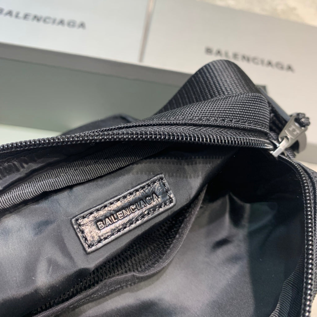 Balenciaga Logo-Print Messenger Bag Preto 16x6x22cm