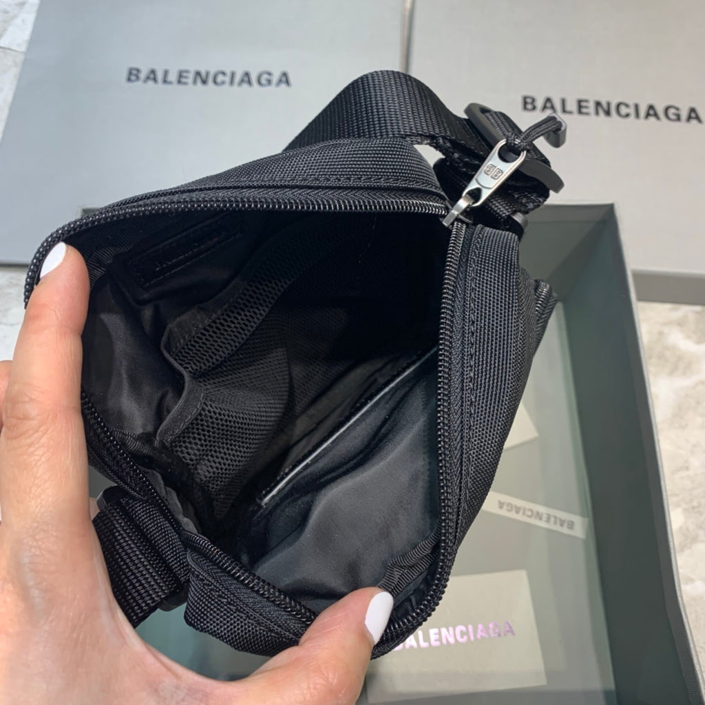 Balenciaga Logo-Print Messenger Bag Preto 16x6x22cm