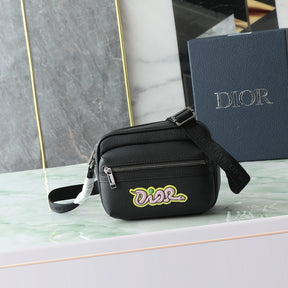 Pochete Dior x KAWS Mini Rider 2.0 Zipped Messenger Bag  18.5 x13.5 x7cm