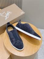 C. Louboutin Tênis Slip on de camurça azul