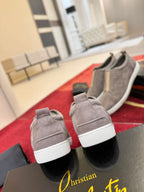 C. Louboutin Tênis Slip on de camurça cinza