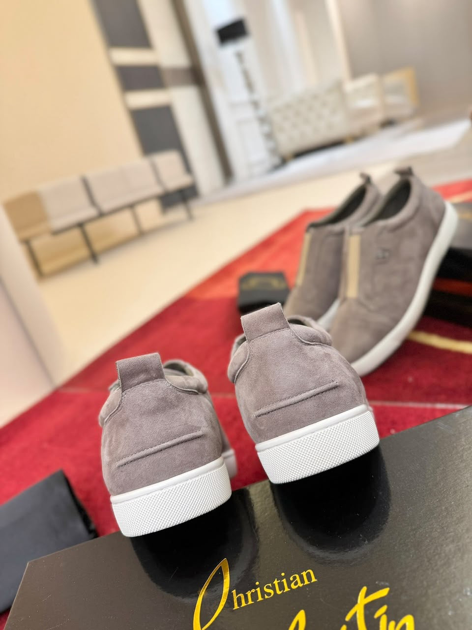 C. Louboutin Tênis Slip on de camurça cinza